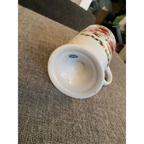 Santa And Mrs Clause Kissing Pedestal Mug With 4 Coasters - Picture 2 of 6